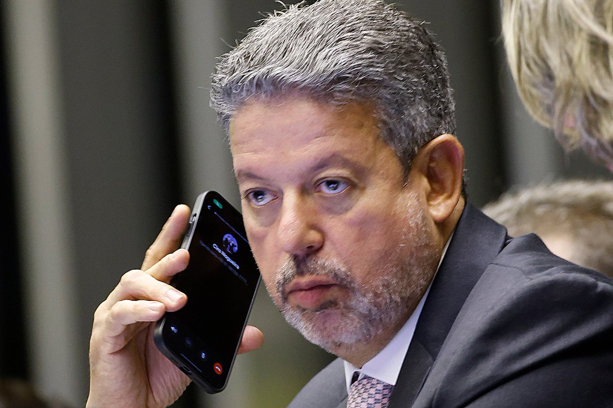 o_antagonista's tweet photo. Olha com quem Arthur Lira estava falando durante a votação da PEC da Gastança (a foto é de Adriano Machado, repórter fotográfico de O Antagonista) https://t.co/Cfj1C2LaGC