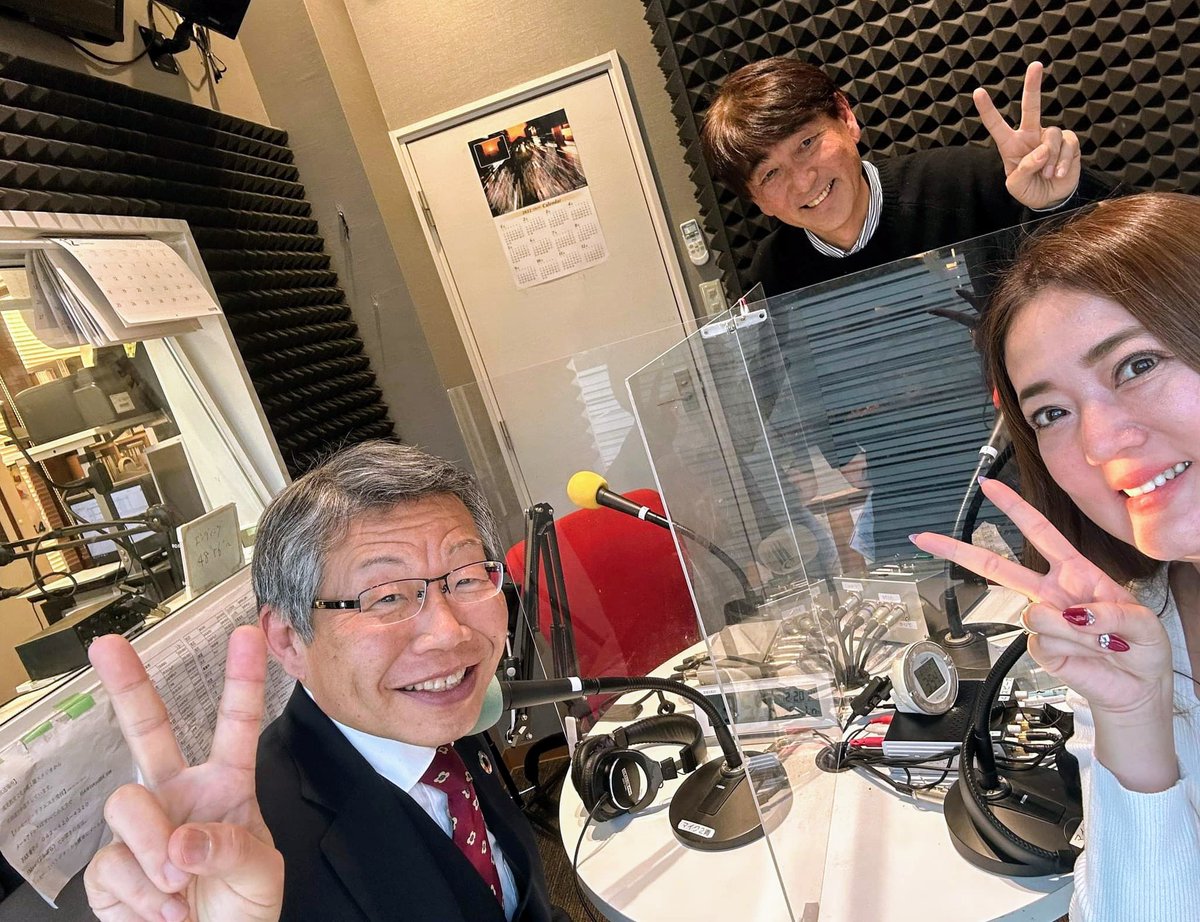 mayor_watanabe's tweet photo. 昨日 東久留米のコミュニティFM #TOKYO854くるめラ の #午後のティーブレイク に出演。
大変だったこの1年を振り返り小梶局長とナビゲーターで武州龍馬会の千葉まいさんとおしゃべり。
くるめラの皆さん、聴取者の皆さん、今年1年お世話になりました。
来年も宜しくお願いいたします。
#東村山市長 https://t.co/jTZP68Aqcl