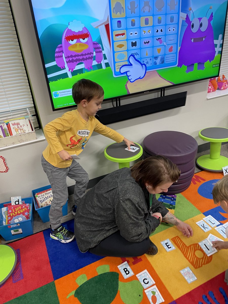 BwjonesJoy's tweet photo. End of Semester Reading Celebration:  review games and hot cocoa!  ⁦@FrickKevinfrick⁩ https://t.co/NCkx9GQfPJ