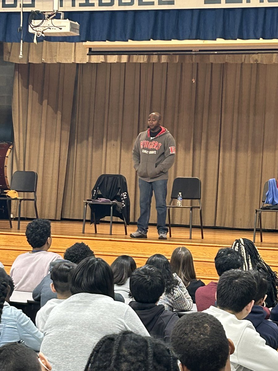 NicoleFancera's tweet photo. Thank you @mykeefowlin for coming to @FordsMiddleWTSD today and presenting to our 8th grade students!! Your presentation was amazing &amp; taught SO many valuable lessons! #weappreciateyou https://t.co/GQ1yTWs3OI