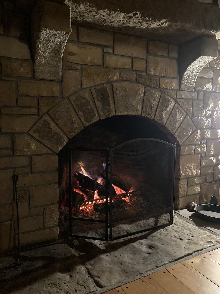 BallingerCarrie's tweet photo. Thankful for a cozy fire and a quiet night at home. #Christmas2022 ❤️ https://t.co/0K688QE5Bx