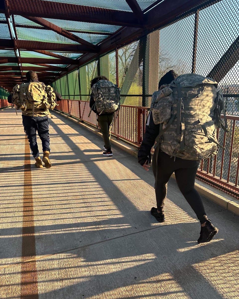 DCNationalGuard's tweet photo. What a PERFECT morning to #RuckAndRoll!! ππΎββοΈπͺ¨ππππ»ββοΈ
πΈ: @breeziemountaindawn
.
.
.
#rucksack #rucking #fitness #whoruntheworldgirls #dc #cantstopwontstop #dcarng #dcarmynationalguard #weguarddc #hooah #strong https://t.co/EcjbonLTiN