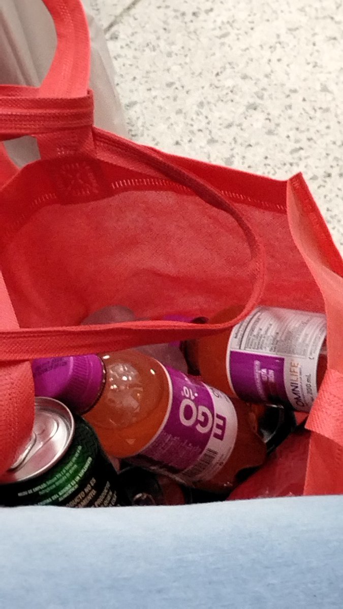 Antoniobntz2's tweet photo. Wtf acabo de ver cómo una señora con un IMC de unos 30 a ojo de buen cubero xd 
Le agregaba a su refresco de piña un sobre de "Omnilife" y le decía a su comadre "es para alcalinizarlo y no me haga daño en los riñones" y trae más chingaderas ahí dentro 🤣 https://t.co/Od9jDJsB0g