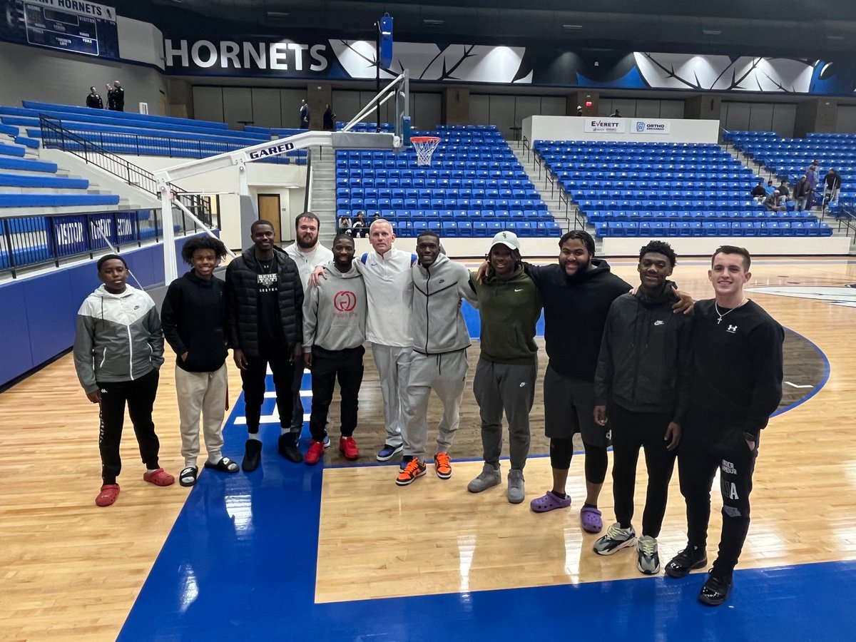 Big win tonight in the Bryant Classic  over Neville! There were a bunch of former Hornets at the game tonight!
Hornet Hoops is a family!