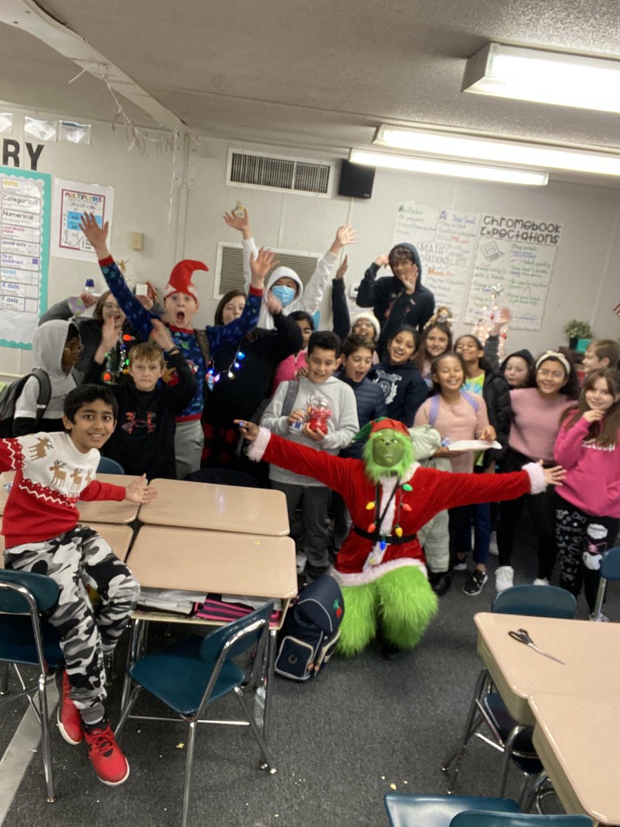MsLakishaParker's tweet photo. Nothing to be scared of kids #OCEstrong #fifthisLit #grinchday https://t.co/IBSp4D5mZe