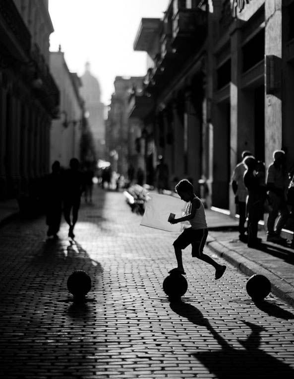 overgaard's tweet photo. Havana Cuba 2019 by Thorsten Overgaard. Next Cuba Workshop is March 24-26, 2023 https://t.co/nLGwpMxvRY #Leica #thorstenovergaard #streetphotography https://t.co/sHBNLDclUJ