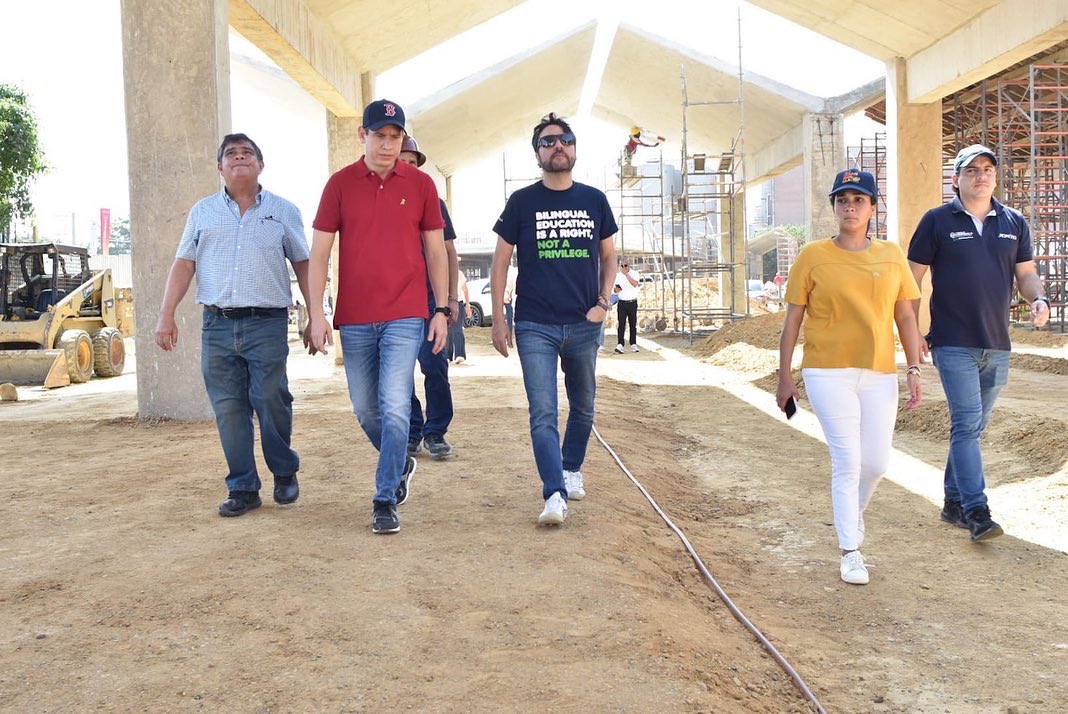 Edubar_baq's tweet photo. ¡A toda marcha avanzan las obras en el mercado Gran Bazar!🛒
Junto al alcalde @jaimepumarejo y el Secretario de @ControlUrbanoBq @angelocianci, visitamos la obra de 23000m2 que impactará la economía de aproximadamente 1000 vendedores en comercios de frutas, verduras y cárnicos🥑 https://t.co/38yeyBfYqY