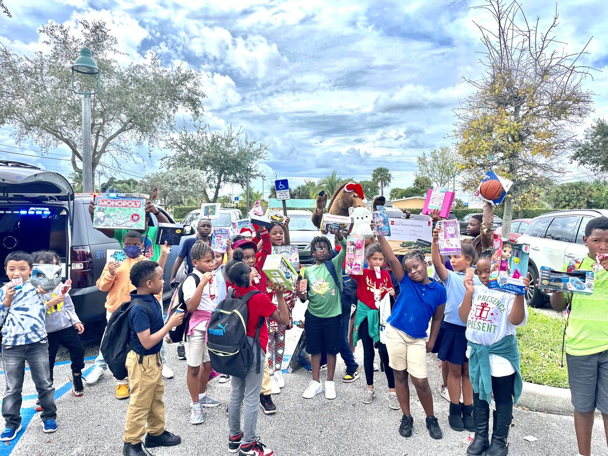 McKnight_WRES's tweet photo. Thank you to @RivieraBeachPD for our students’ gifts. We appreciate you! @Area4SuptPBCSD @MAWillMadeIt561 @SHigginsWRES https://t.co/mBSXj2OX9q
