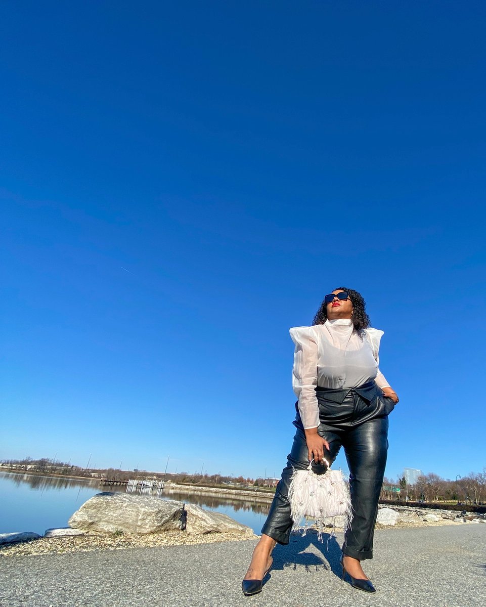 urchicisshowing's tweet photo. 10s 10s 10s across the board. 

Blouse: @kahlanabarfield x @target
Pants: @eloquii
Shoes: @manoloblahnik
Bag: via @redeuxapparel

#XOQ #targetstyle #bookme #instafashionistas #personalstylist #virtualstylist #lifeofastylist #plussizefashionista #curvystyle #curvystylist #plussize https://t.co/u3ngA4v2dg