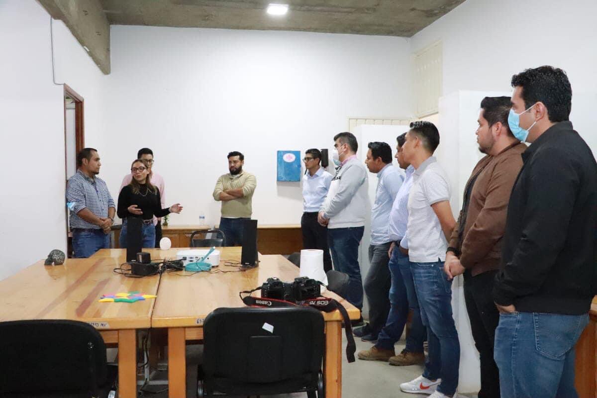blancaluzmtz's tweet photo. Continuamos con el recorrido por las oficinas administrativas del #CECyTEO, e inicié con un saludo al personal y supervisión del Almacén, Archivo y Activo Fijo, además que arrancamos con el proyecto de sistematización de los procesos que se realizan en estas importantes áreas. https://t.co/Tyw1dmt7vh