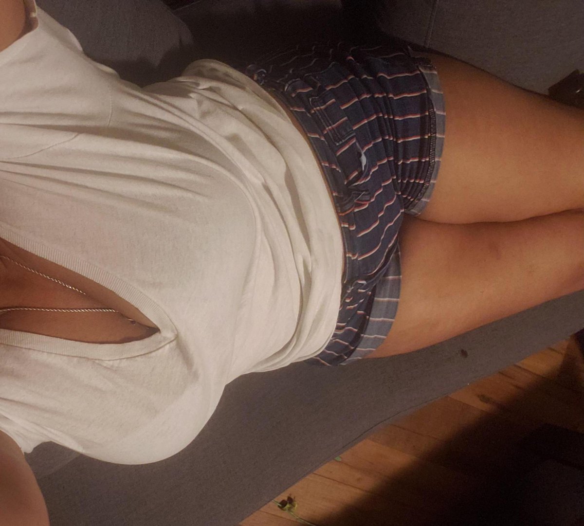 Bacakları araladığımda önce yalaman lazım iğrenmezsen yaz hemen bana