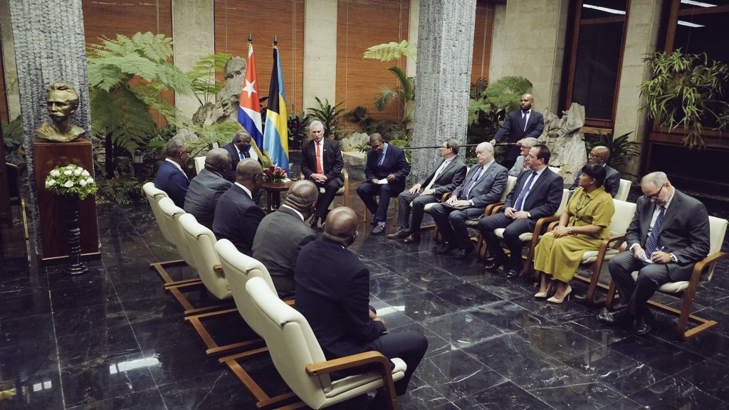 En conversaciones oficiales con <a href="/HonPhilipEDavis/">Philip Brave Davis</a>, primer ministro de la Mancomunidad de Las Bahamas, el Pdte <a href="/DiazCanelB/">Miguel Díaz-Canel Bermúdez</a> resaltó las oportunidades para profundizar la cooperación bilateral y la voluntad de continuar estrechando los lazos de amistad que nos unen 🇧🇸🇨🇺.
