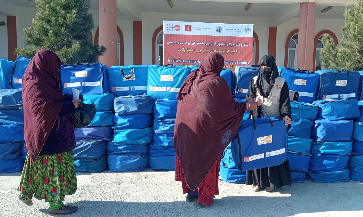 Our #winter outreach in #Afghanistan aims to help families survive in the cold season. This month <a href="/UNFPA/">UNFPA</a> has distributed 18,500+ blankets and tarpaulin sheets, prioritizing female-headed households. In November, we distributed winterization kits to benefit 40000 individuals.