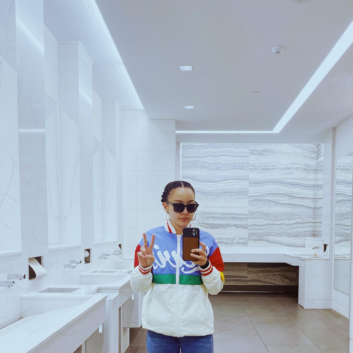 addicts_tatiana's tweet photo. #Repost @_mstatiana_
——
I’mmm dreamingggg of a whiteeeee… bathrooooom🤍🎶✨😂
Hope everybody’s been enjoying the holiday season!✌🏼
#holidayseason #fancybathroom #mirrorselfie #6daystillchristmas https://t.co/4BMnIVCmy9