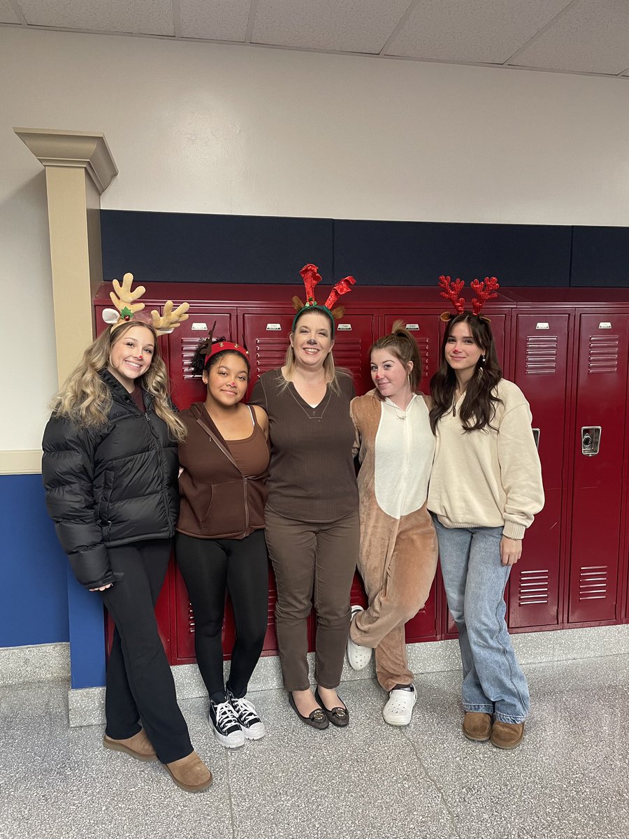 lhslibertylife's tweet photo. Day 2 of Holiday Spirit Week brought elves, bunnies, and herds of reindeer!We can’t wait to see the holiday hats tomorrow! https://t.co/HedxYxU8W3