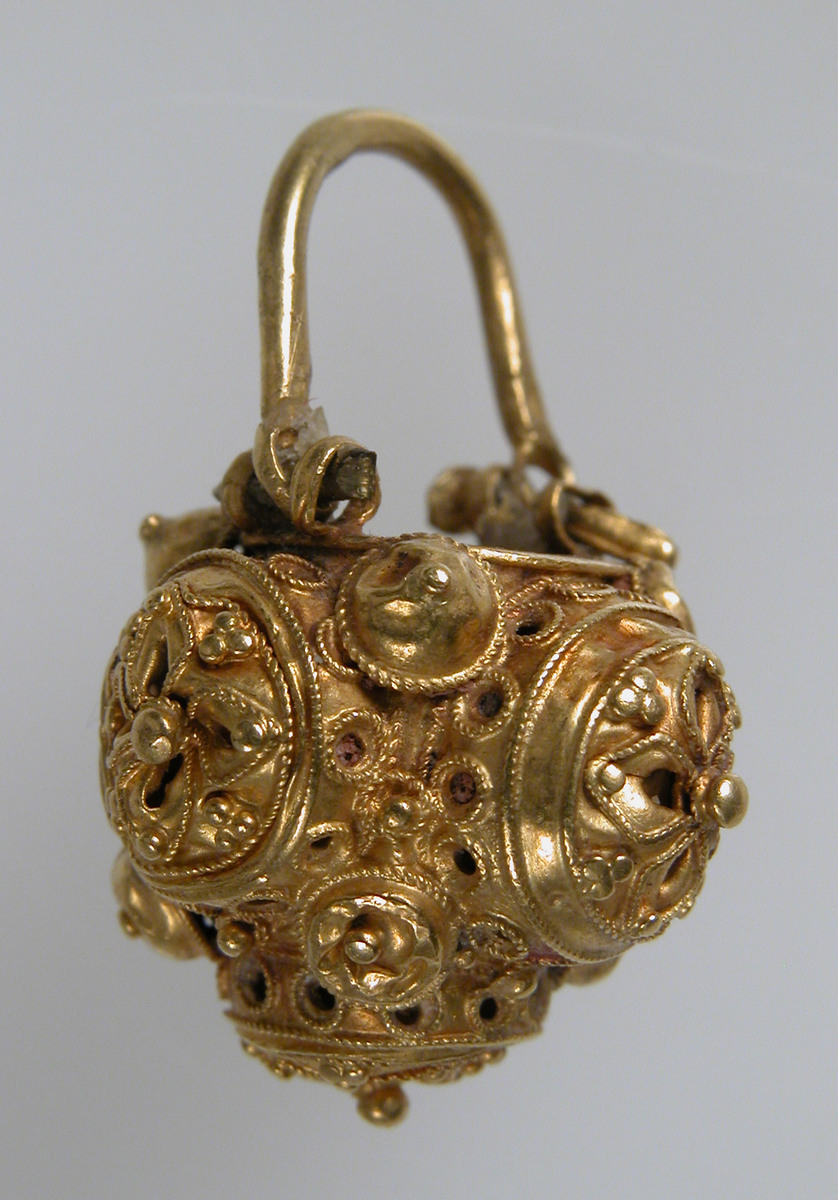 Basket Earring, 10th–11th century #themet #metmuseum metmuseum.org/art/collection…