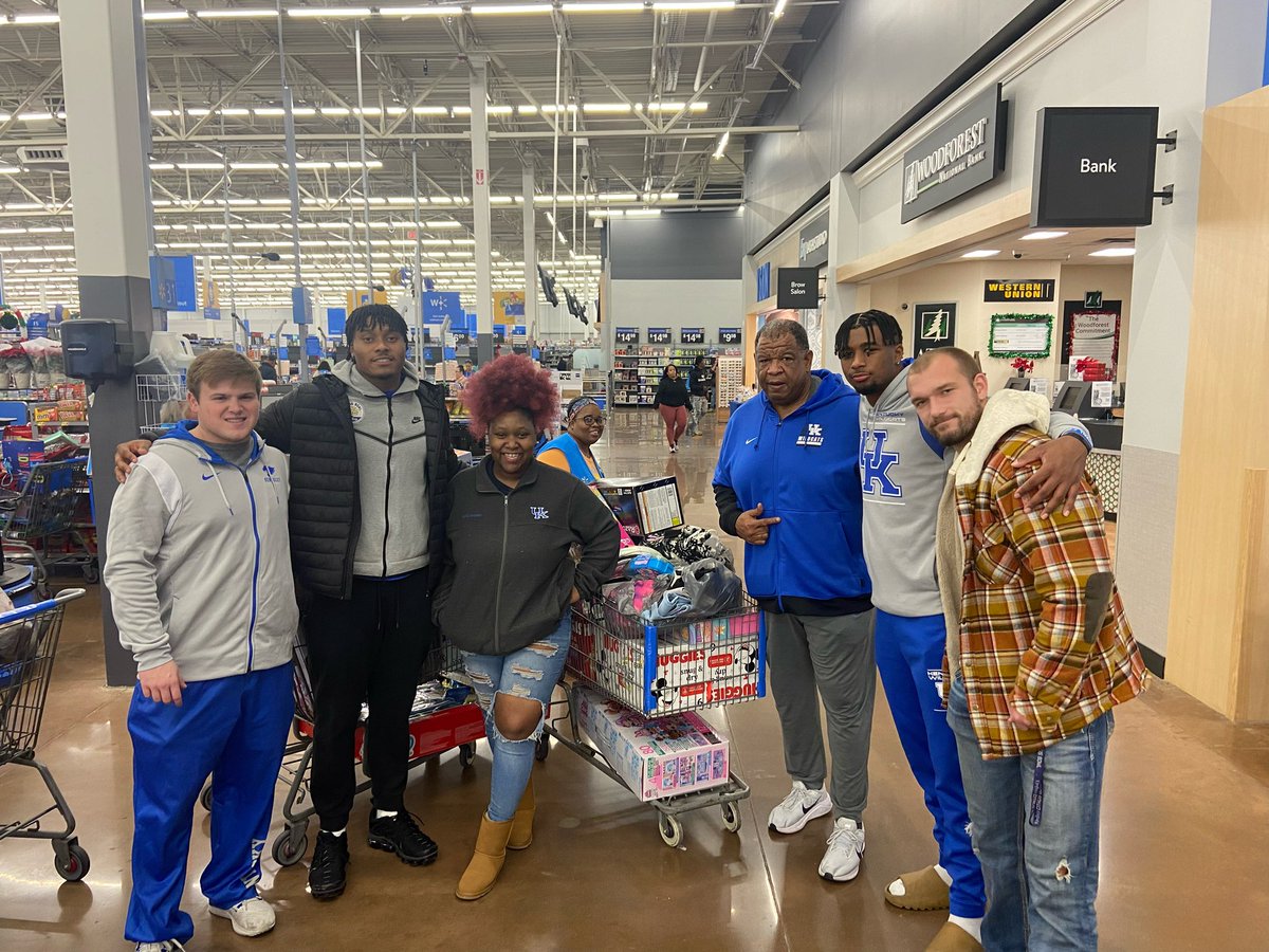 jordandingle21's tweet photo. We’re blessed @vincemarrow gave us this opportunity to give back and help some of the kids in our community have a great Christmas! https://t.co/HTsXcIX2iU