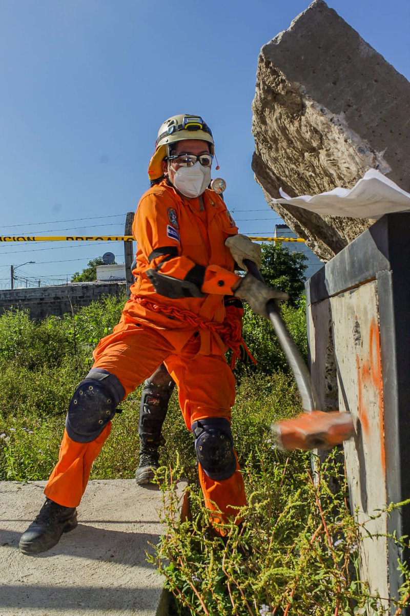 BomberosSV's tweet photo. También se aplican las técnicas de remoción, levantamiento y estabilización de cargas para el rescate de pacientes en superficie y estabilizar y extraer correctamente a dos pacientes simulados.
#CRECL 👨🏻‍🚒👊 https://t.co/kAxraUeKvo