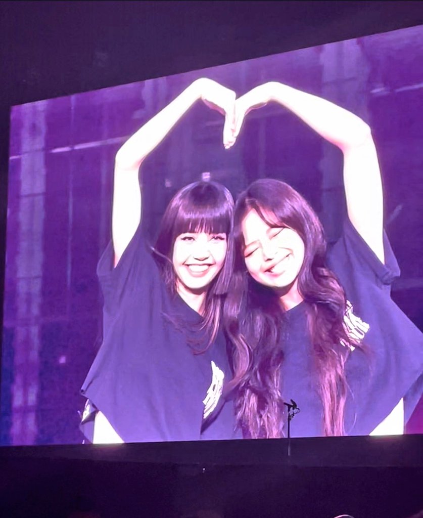 yk2aii's tweet image. this picture made my day so I hope it makes your day too 🌈