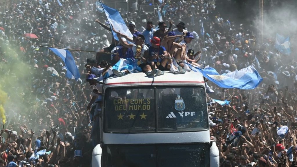 🇦🇷 La Copa del Mundo ya está en Argentina ⭐⭐⭐

🏆 Imágenes históricas de los festejos del plantel campeón en diferentes puntos de la Provincia de Buenos Aires. 

#DeportEsMundial 
#TodosJuntos 
#DeportistasBonaerenses 
#ComunidadDeportiva