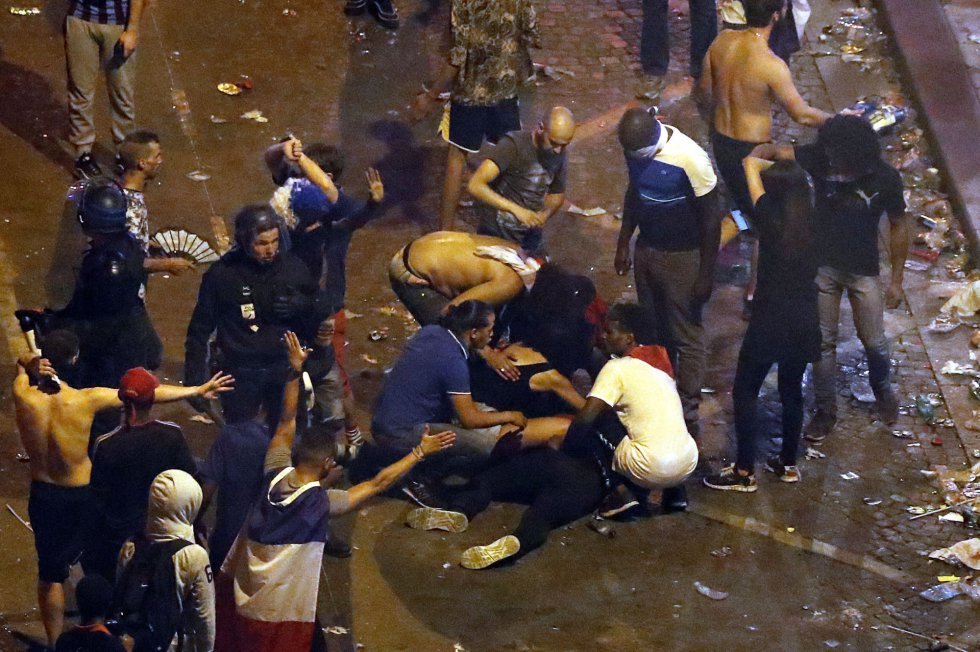 NoCiruNo's tweet photo. Así terminaron los festejos del 2018 en el Arco del Triunfo.
No solo odian el pais que quieren conducir sino que tienen menos info del mundo al que se quieren insertar que un estudiante de primer grado. https://t.co/AP2r2iWtUV