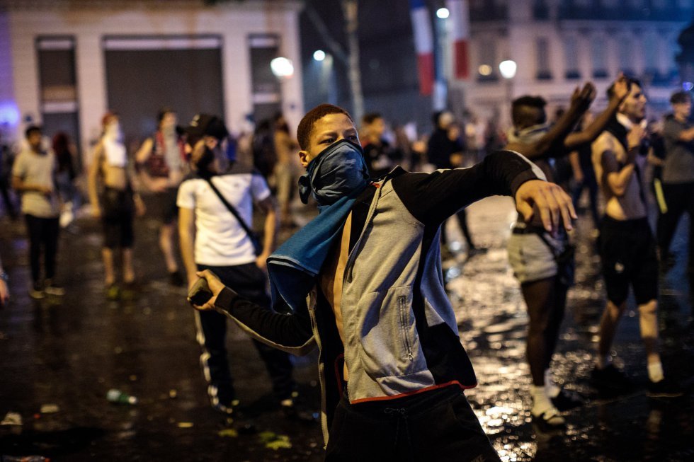 NoCiruNo's tweet photo. Así terminaron los festejos del 2018 en el Arco del Triunfo.
No solo odian el pais que quieren conducir sino que tienen menos info del mundo al que se quieren insertar que un estudiante de primer grado. https://t.co/AP2r2iWtUV