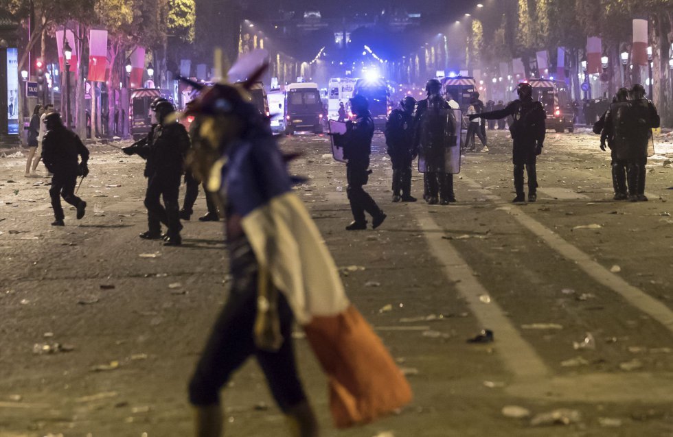 NoCiruNo's tweet photo. Así terminaron los festejos del 2018 en el Arco del Triunfo.
No solo odian el pais que quieren conducir sino que tienen menos info del mundo al que se quieren insertar que un estudiante de primer grado. https://t.co/AP2r2iWtUV