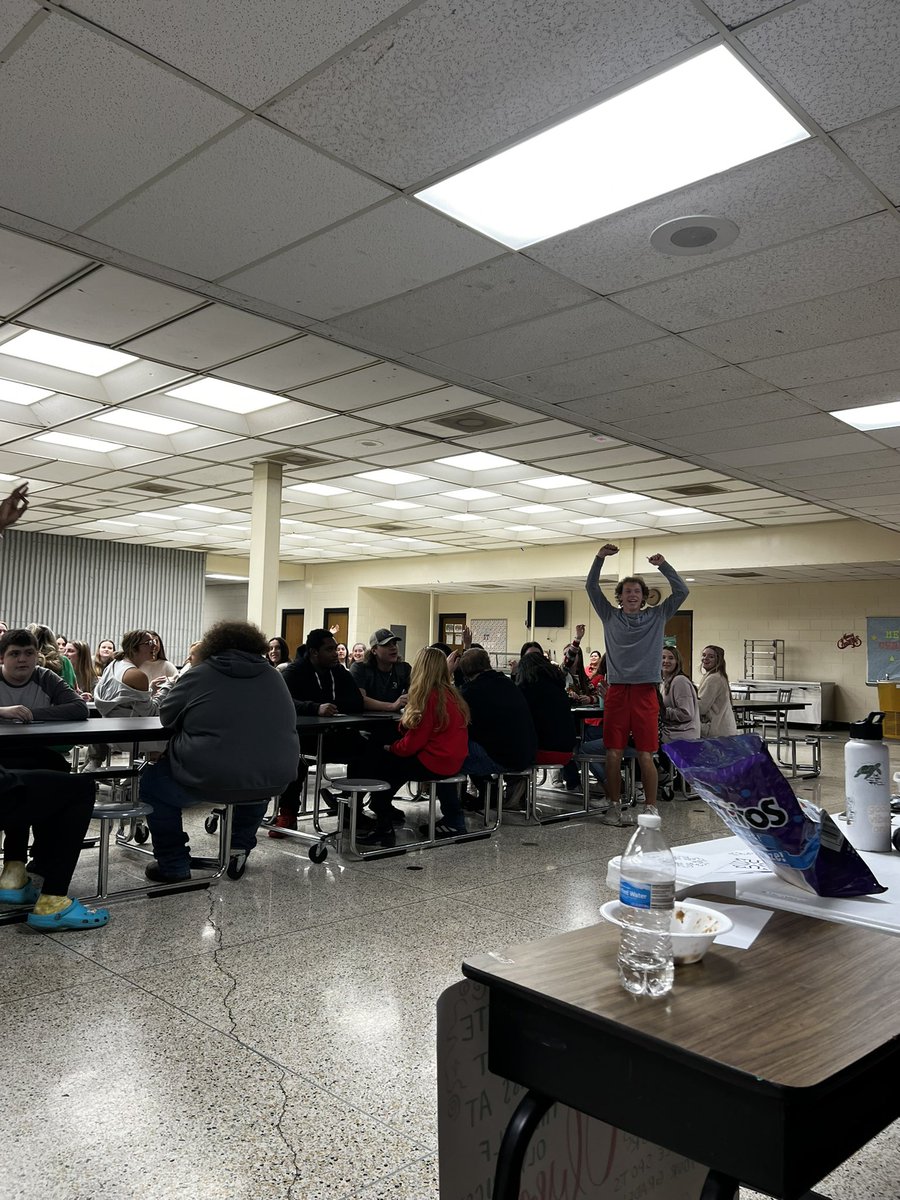 unifiedchamplhs's tweet image. Today in our meeting we played Christmas bingo and colored snowflakes! ❄️ Some holiday fun before break! 🎄Thank you to those who stuck around and helped clean up afterwards. 😊