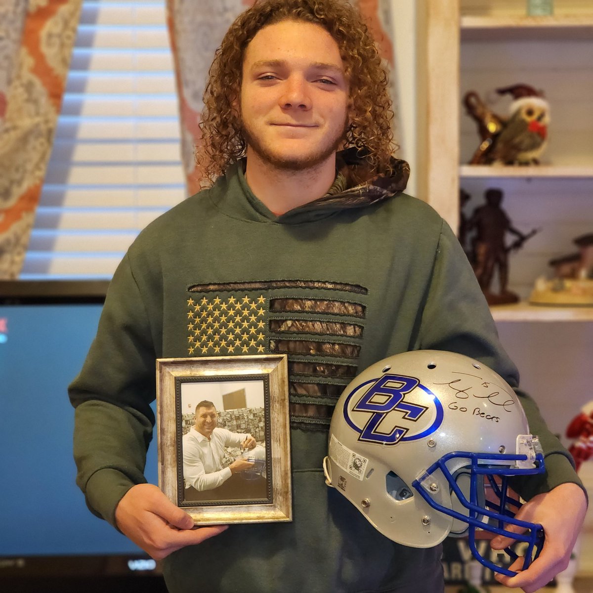 SFlakes04's tweet photo. Thankful for my aunt who won a charity auction for BurkeHealthFoundation.Autographed @TimTebow Burke County Bears helmet along with a photograph! Honored to be a Bear!The perfect BurkeCountyBear Senior gift! #BearBuilt #20 #Senior2023 @TonyFlakes5 @BearCounty_FB @Melodi03 https://t.co/US4keaq1ik