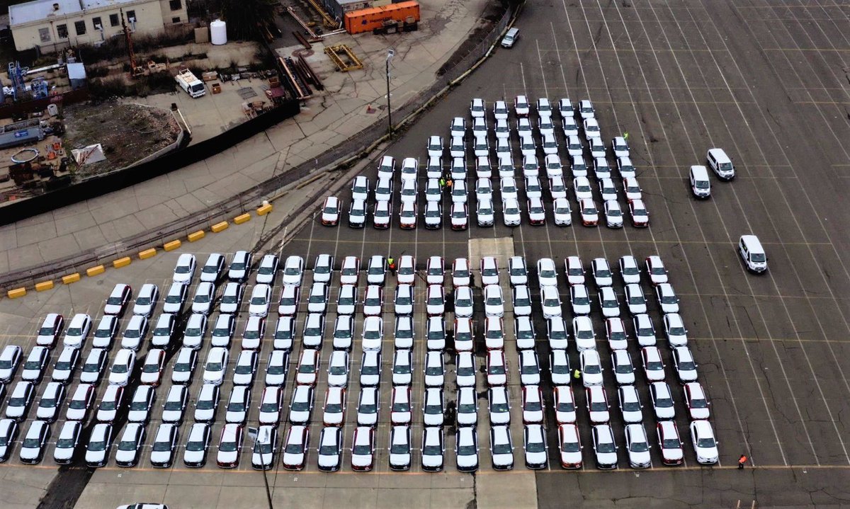 vinfastinsider's tweet photo. December 20, 2022, VinFast celebrates the arrival of the first 999 electric vehicles into the United States as the Silver Queen Ocean vessel docked at the Port of Benicia in California. https://t.co/nYaJv5VkCz