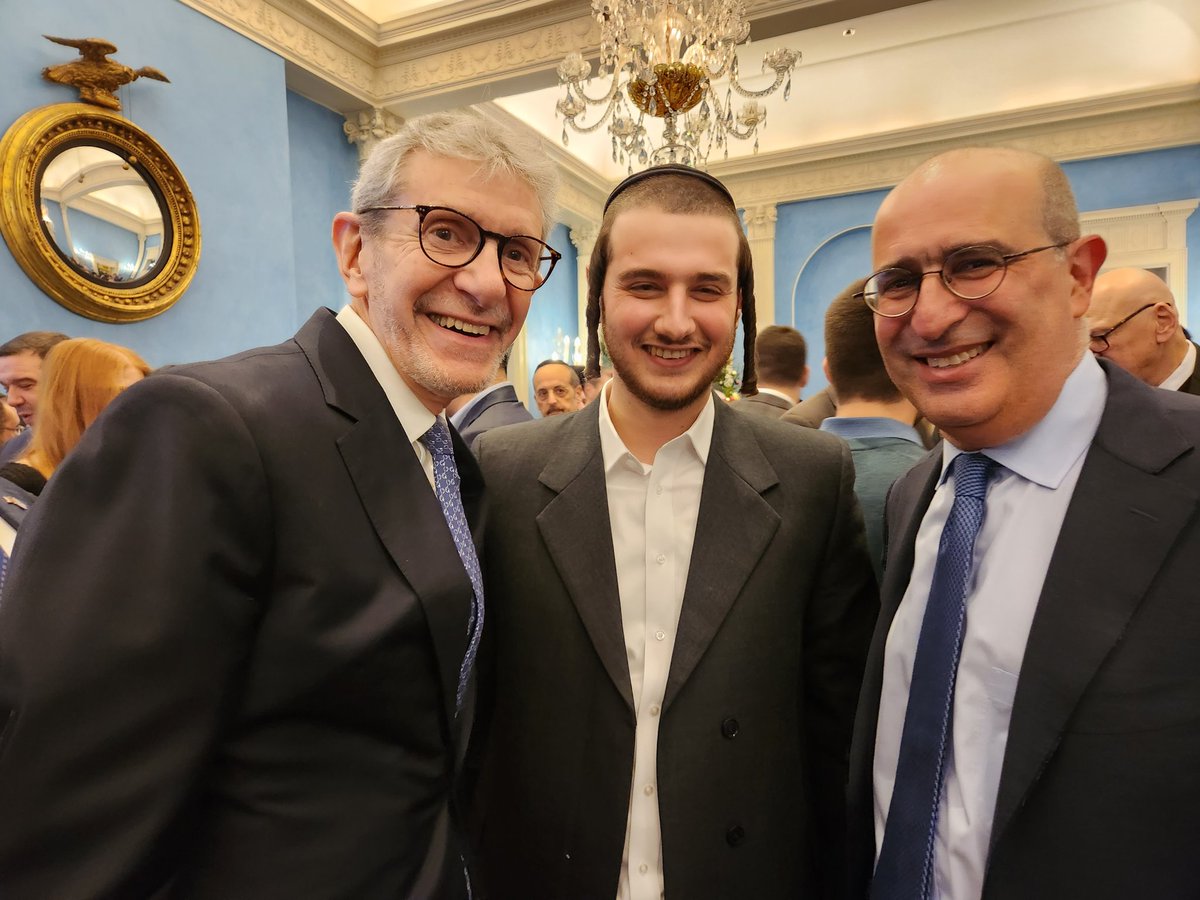 ushi_teitel's tweet photo. Had the honor of attending the #Hanukkah menorah lighting ceremony hosted by @NYCMayor at Gracie Mansion with many friends and NYC community leaders. 
#HappyChanukah https://t.co/94p11njHMO