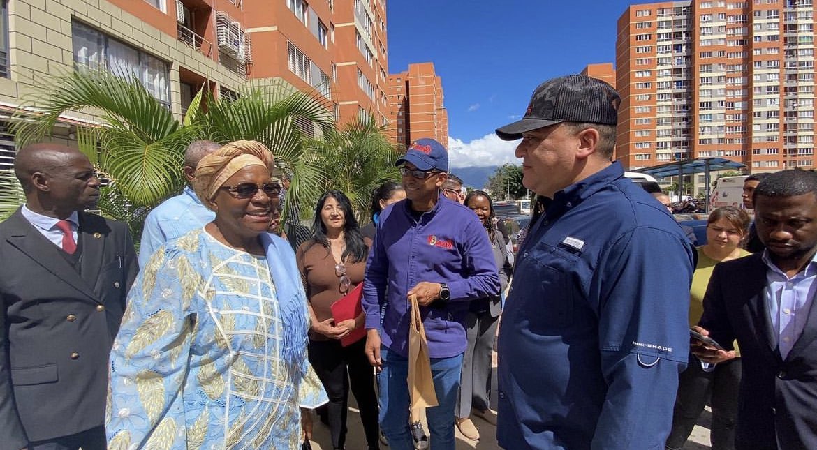 Construpatria1's tweet photo. Para la revisión de los avances de la #GMVV, la ministra de Relaciones Internacionales y Cooperación de Namibia, Netumbo Nandi - Ndaitwah, junto al min. @IMVillarroel1, visitó el Urbanismo Ciudad Tiuna, en Ccs, demostrando al mundo el poder de la Revolución. 

#PNBPorLaVidaYLaPaz https://t.co/vE1Iya2BEO