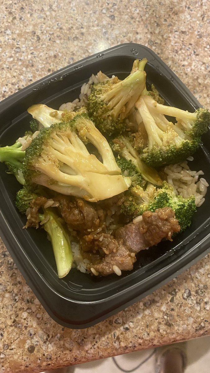 MicheleMillerr's tweet photo. @PandaExpress what the fuck is this? I asked for BEEF and broccoli. Not just broccoli. I won’t be back. https://t.co/XQkvM2MQi6