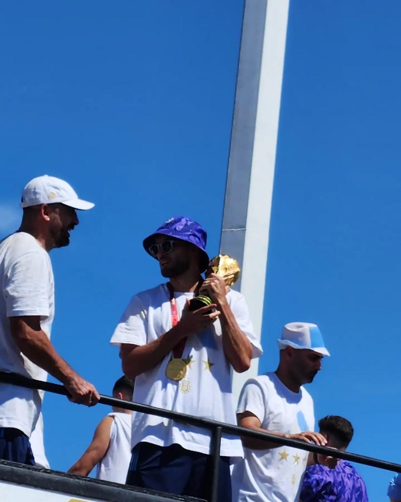 EVR_07's tweet photo. Campeónes! Para la historia! https://t.co/az5kD7gy4X