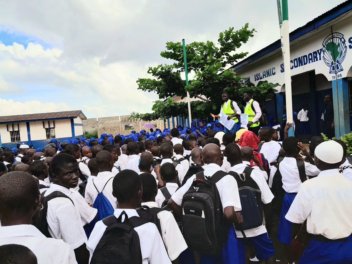 jr_sankoh's tweet photo. Congratulations Sierra Leone.
We are happy to achieve this set goal by our collaborative efforts as one of the Covid-19 and HPV Vaccination Champions in S/L,unveiled by @mohs_sl and @UNICEFSL some months ago,for achieving the 70% Vaccination set goal in S/L by December 2022.@WHO https://t.co/TZbVHUlWxX