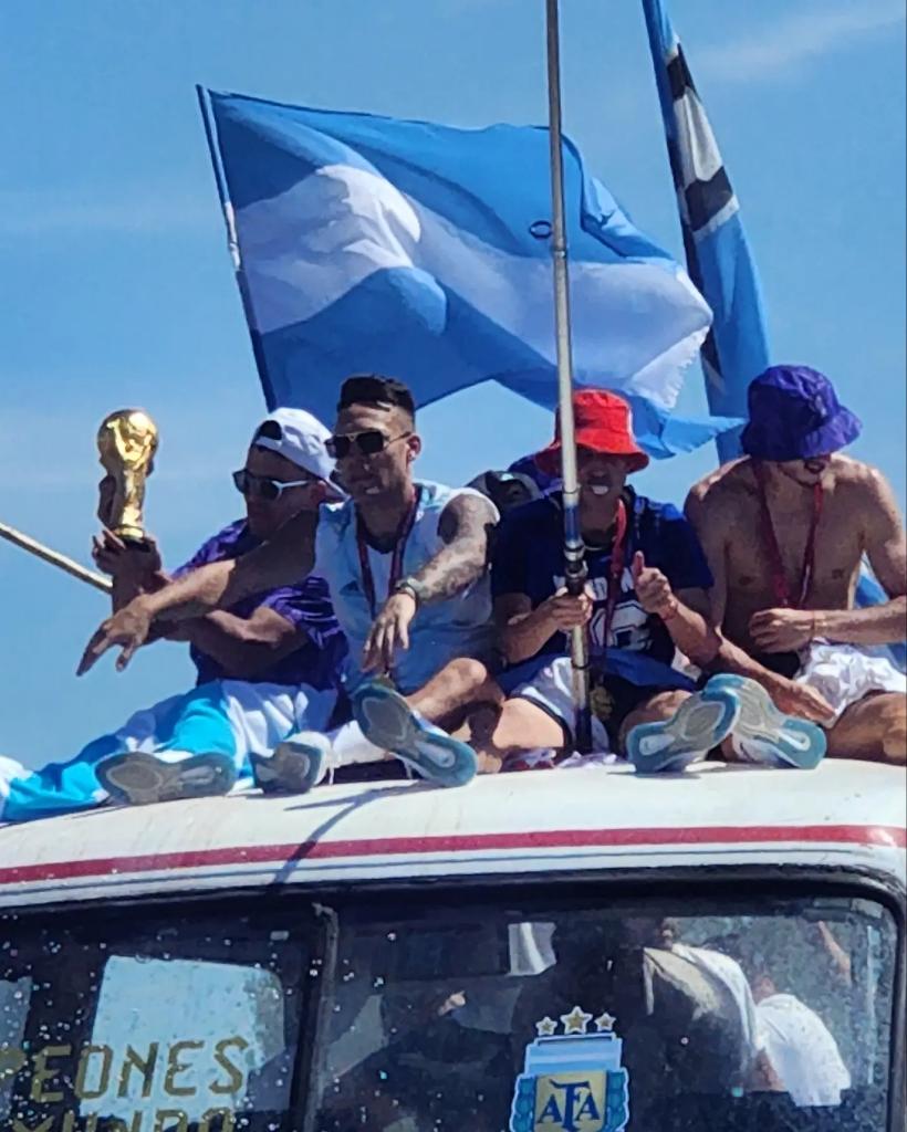 EVR_07's tweet photo. Campeónes! Para la historia! https://t.co/az5kD7gy4X