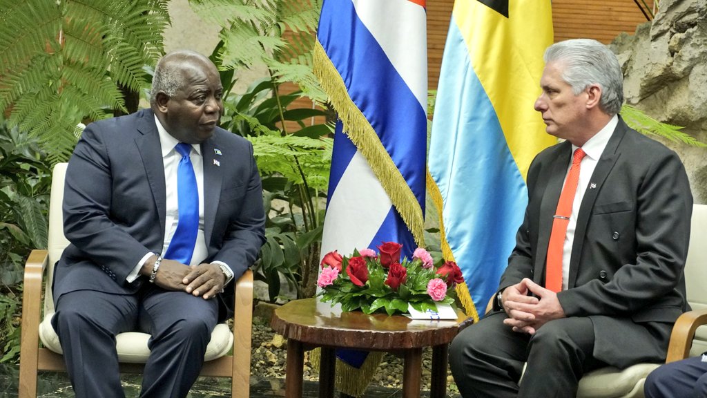 DiazCanelB's tweet photo. Sostuve encuentro con primer ministro de la Mancomunidad de Las Bahamas, @HonPhilipEDavis.

Intercambiamos sobre las potencialidades para diversificar las relaciones de cooperación en áreas de interés mutuo y seguir profundizando los lazos de amistad entre ambas naciones. 🇨🇺 🇧🇸 https://t.co/5N8OIPIwAZ