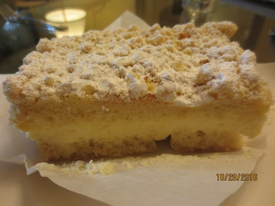 LindiaL's tweet photo. Looking for a tried and true recipe for Bavarian Cream Strusel (see pic) like Beil's Bakery, Chicago (Montrose & Tripp) used to make. I've found similar but not same. They moved to WI but have since closed. Anyone? #BeilsBakery #bavariancream #struesel https://t.co/sQkFXkTLP0