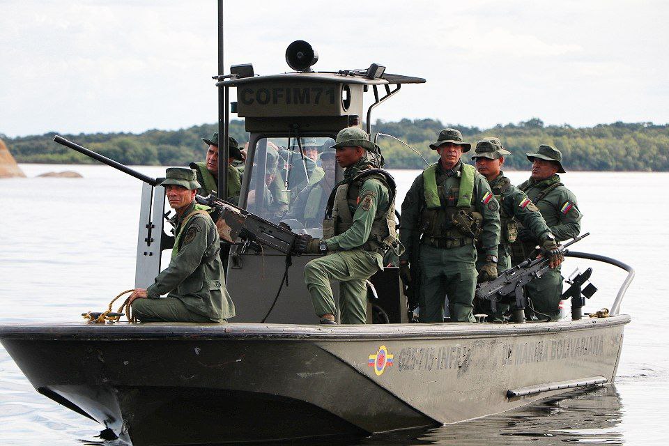 constatando el Nivel de Apresto Operacional de esta Unidad, baluarte contra los grupos transfronterizos armados, narcotraficantes e ilícitos en el eje fluvial Orinoco-Atabapo. 
#PNBPorLaVidaYporLaPaz 
#EpicaNavalBicentenaria
#SoyBicentenario