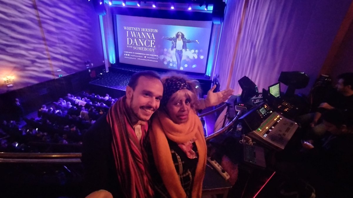 DiegoFerroAct's tweet photo. Últim@ #Preestreno -#Premiere del año en la mejor compañía de mi amada #ReginaDosantos. ¿Quién no se ha emocionado con #WhitneyHouston? Mañana llega su biopic #IWannaDanceWithSomebody.Gracias @Shangaycom por invitarnos y gracias @sonypictures_es por este peliculón ¡Todxs al cine! https://t.co/F0ZVU5ZHkT