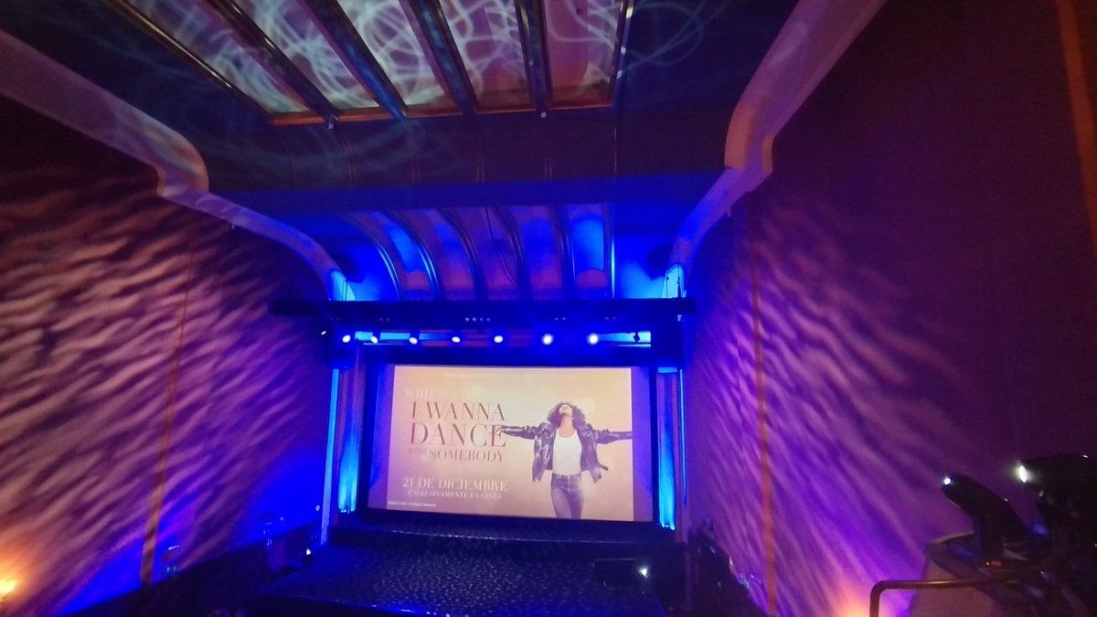 DiegoFerroAct's tweet photo. Últim@ #Preestreno -#Premiere del año en la mejor compañía de mi amada #ReginaDosantos. ¿Quién no se ha emocionado con #WhitneyHouston? Mañana llega su biopic #IWannaDanceWithSomebody.Gracias @Shangaycom por invitarnos y gracias @sonypictures_es por este peliculón ¡Todxs al cine! https://t.co/F0ZVU5ZHkT