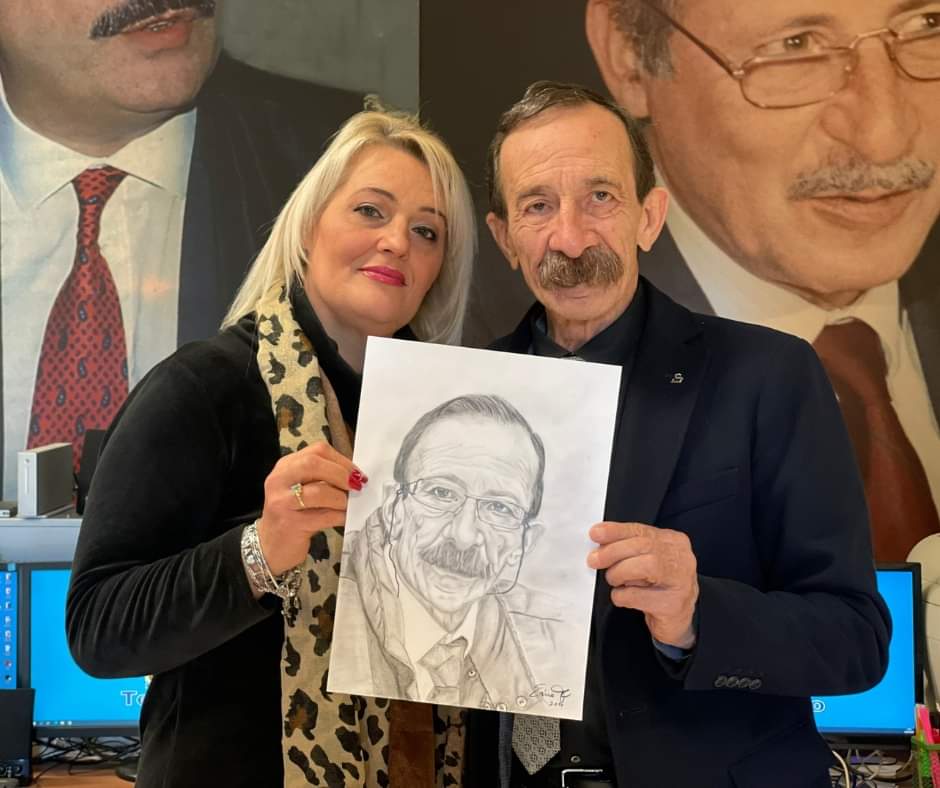 pinomaniaci's tweet photo. Caterina Faraone è passata in redazione a #Telejato per donarmi questo bellissimo ritratto da lei realizzato. Grazie. È sempre bello ricevere le vostre dimostrazioni di affetto. 

#Telejatononsiferma https://t.co/7sppAGiiXN