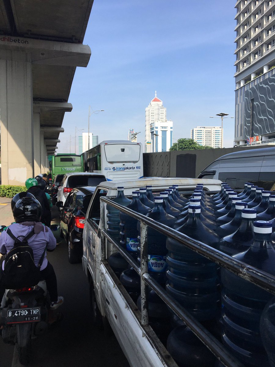 OkaAditya's tweet photo. Salah satu kekurangcermatan pembangunan di Jakarta. Kendaraanpribadi difasilitasi flyover, kendaraan umum disuruh macet2an. #Jakarta https://t.co/MwlT50OYyG
