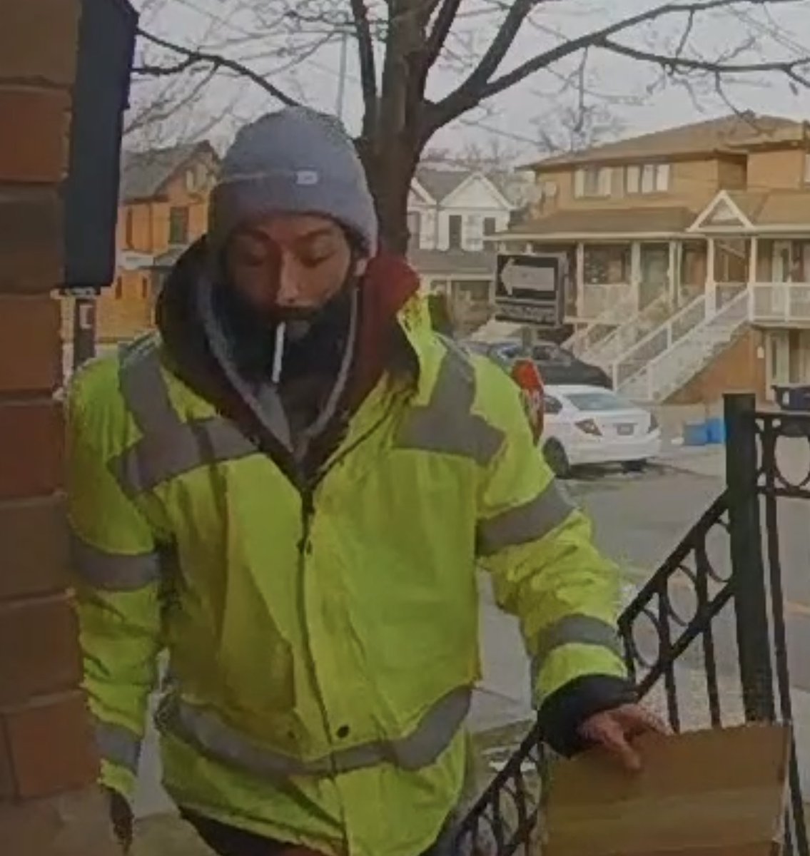 Ntario's tweet photo. @TorontoPolice this person stole packages from me and my neighbours today. Please be on the lookout. Video in link
https://t.co/HJYkCYCmHX https://t.co/0pItqnj06S