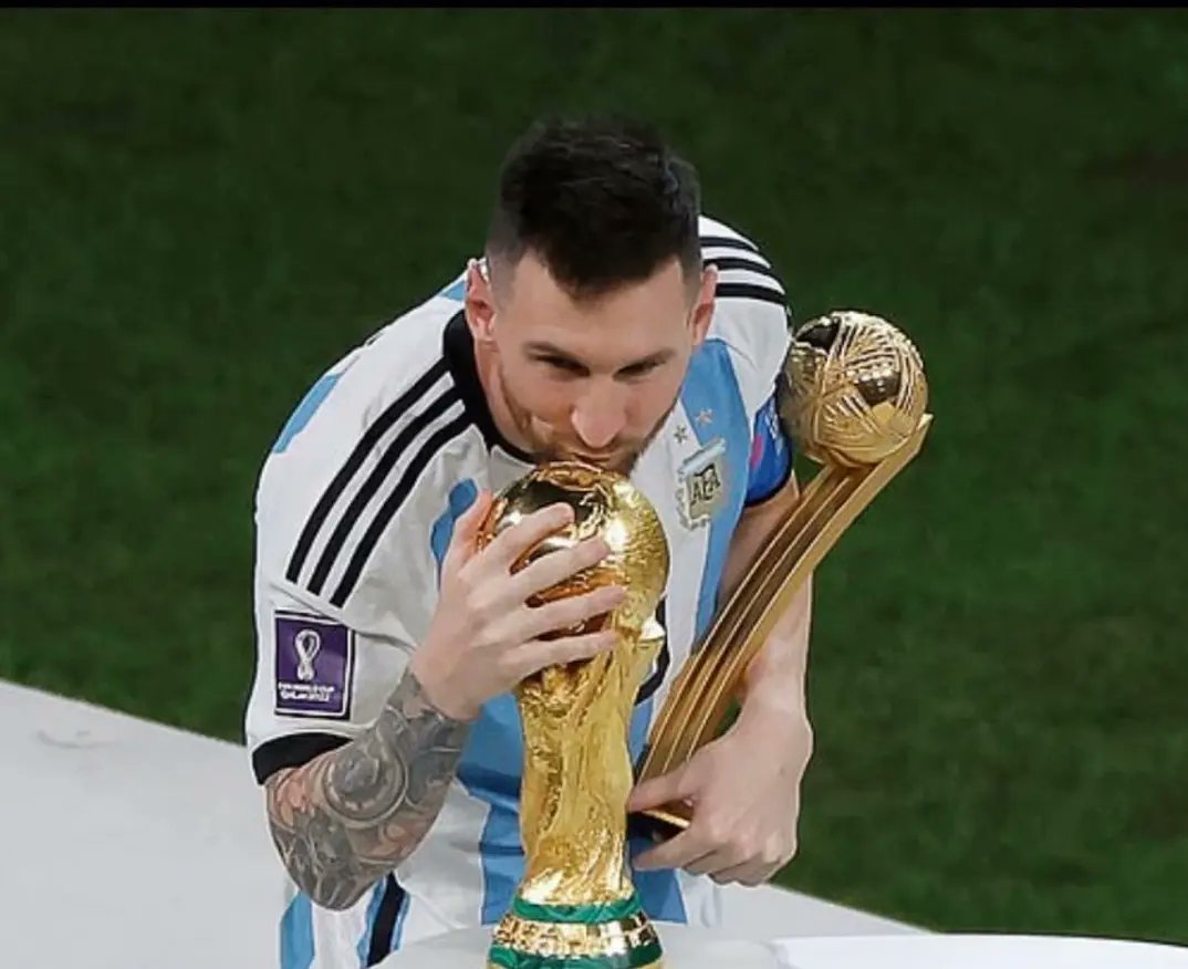 AlexMarconi82's tweet photo. There wasn't any footballer in #LusailStadium. I saw 11 #Warriors who were fighting to take the #WorldCup to their own Country after 36 years. They fought with their #Hearts and in the end they were who wins. #AlbiCeleste are the new #CampeonesDelMundo. I'm sure Diego is happy. https://t.co/gy5I0gUUdD
