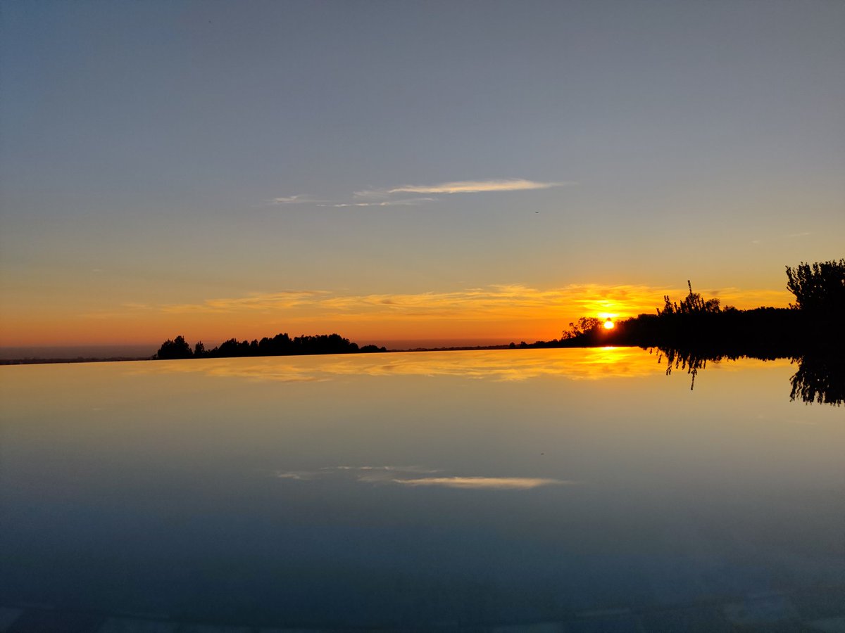 Another gorgeous sunset in LA.
Honestly this is what people pay for 
Wish it was my place.