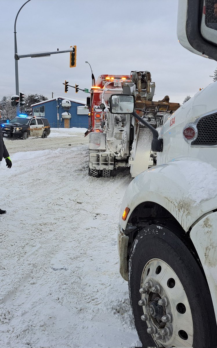 After a little tug from <a href="/Mission_Towing/">MissionTowingLTD</a> the wb highway exit to Clearbrook Rd is open again.