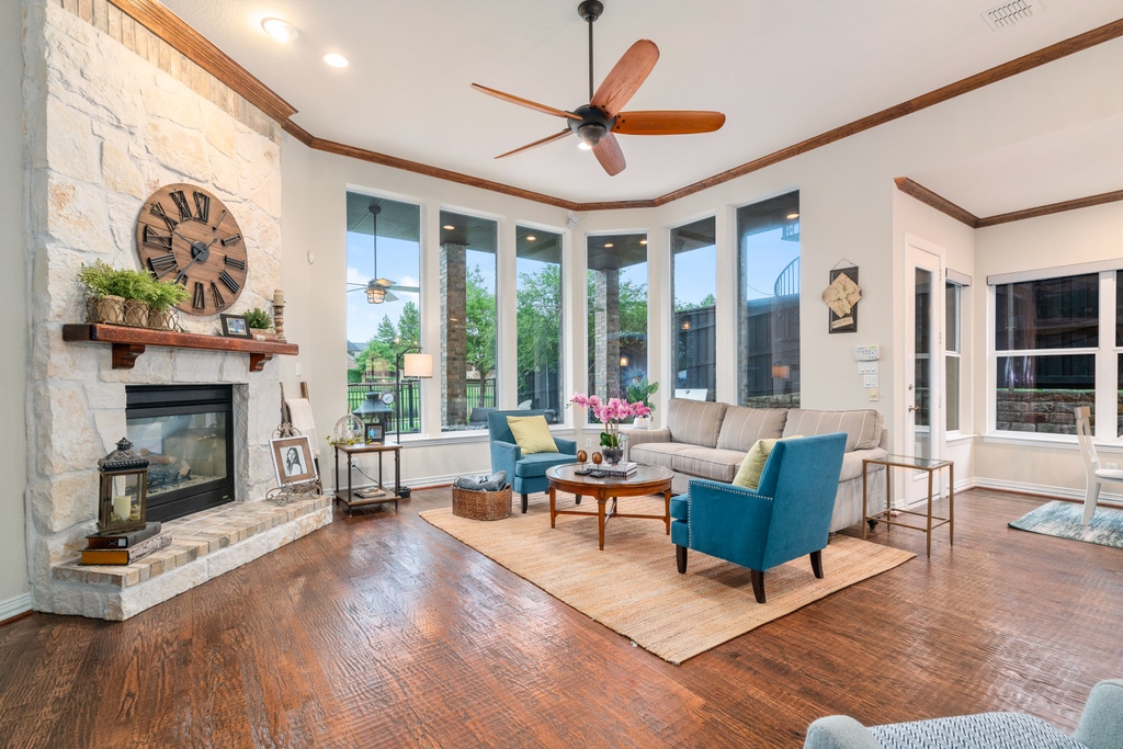 sharp_frame's tweet photo. Here's the full gallery! What a nice and comfortable room to roam for entertaining or just chill at home🏡
#texashomes #texasrealestate #photographer #sharpframemedia #dfwrealtor #fortworthrealestate #satx #homedecor #dallasrealestate #sanantonio #texasrealtor https://t.co/9FFV1tmezi