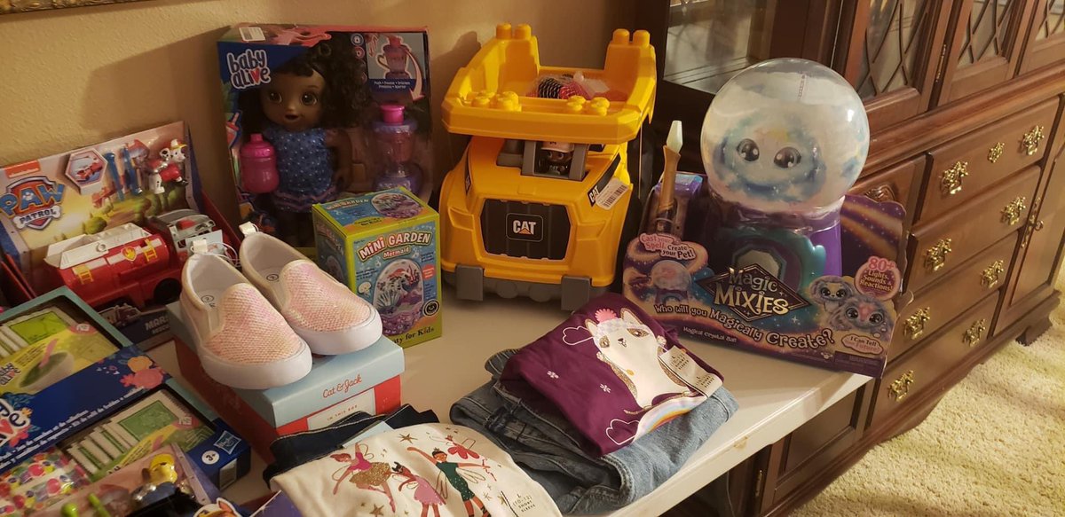 It’s the holiday season and Bradenton Alumnae is in the spirit of giving! 

Check out some of our fellow BAC Delta DEARS buying gifts for our local foster children and HOPE Family Services Shelter!! 

#tistheseason #DeltaDEARS #happyholidays