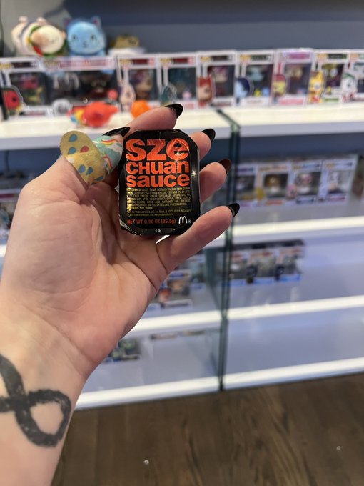 Them: is this trash? Me: no!  it&rsquo;s a collectible sauce  Them: &hellip; a what? https://t.co/saTwRUFs4q<a href="/tag/psp"class="tags"><span>#psp</span></a><a href="/tag/parasiteeve"class="tags"><span>#parasiteeve</span></a>
